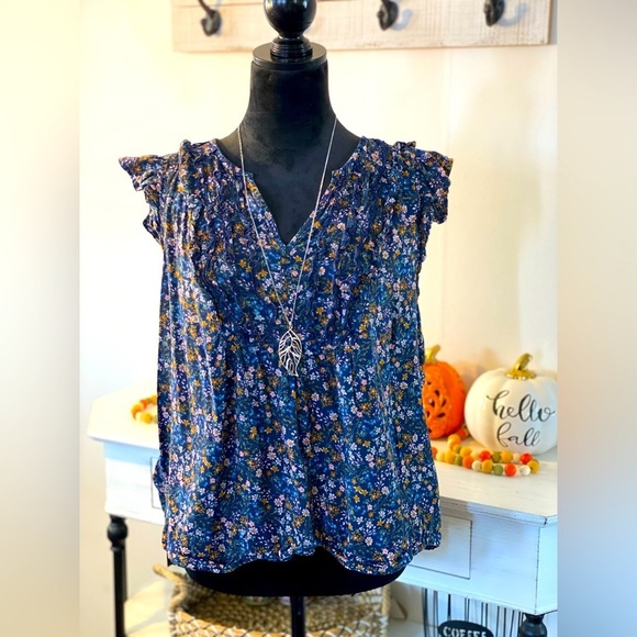 Old Navy Tops - Floral Navy Blouse 🌺
